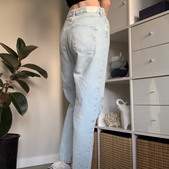 ZARA HIGH WAISTED RIPPED LIGHT BLUE JEANS - Picture 3 of 8